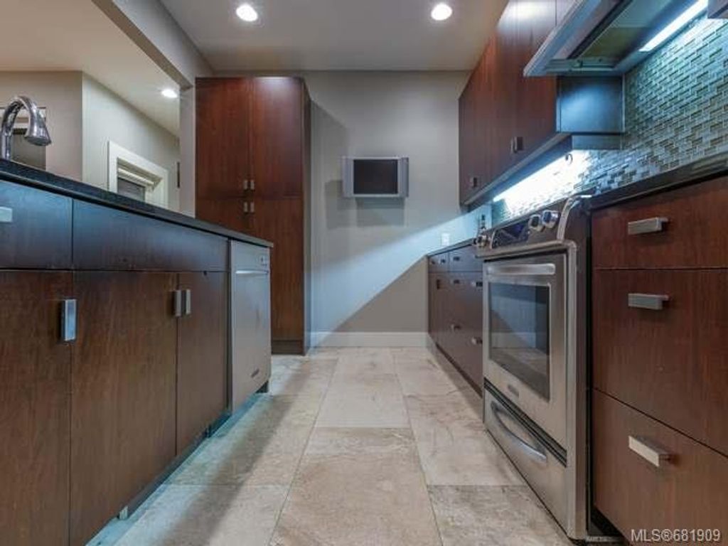 listing image 16048199362590469183