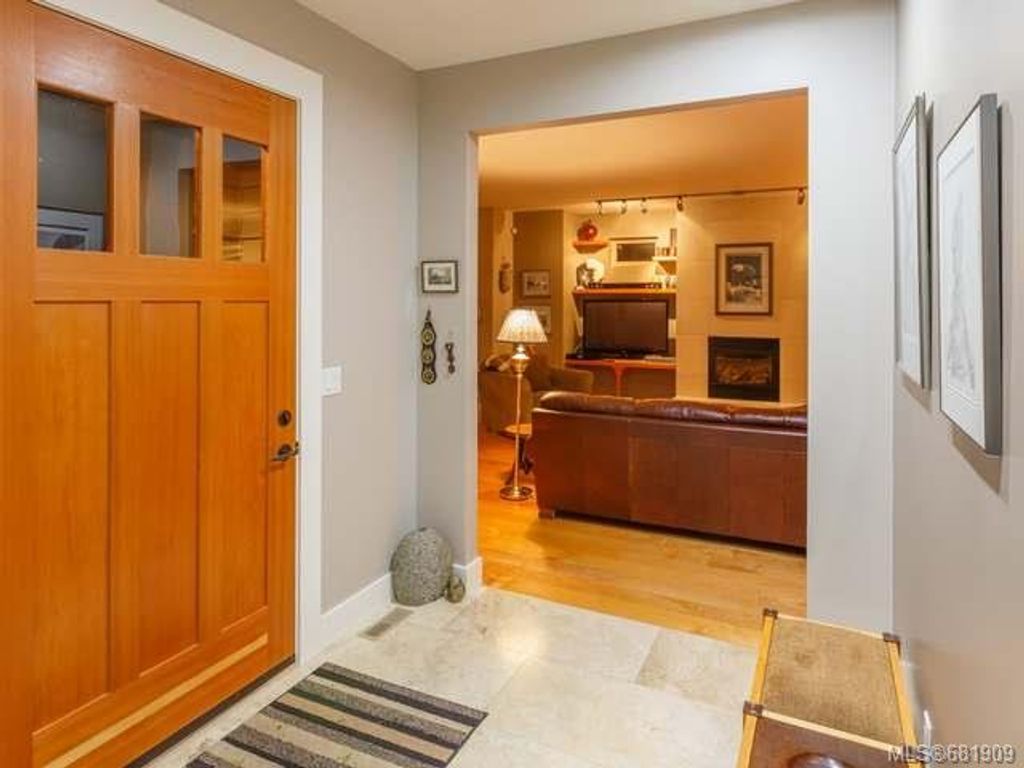 listing image 16049634204623258050