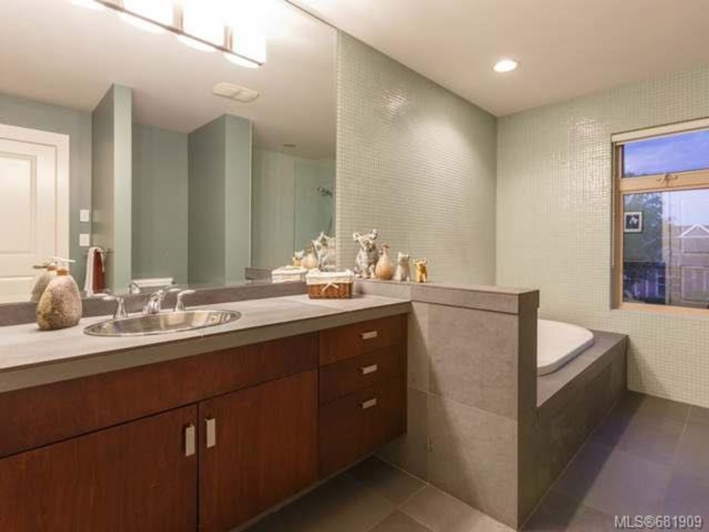 listing image 16047131634123292161