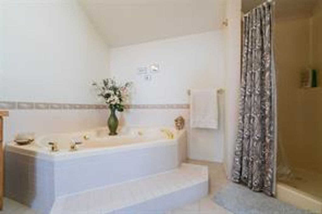 listing image 16042245013841865108