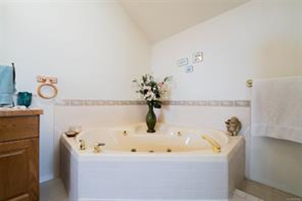 listing image 16049674084817513065