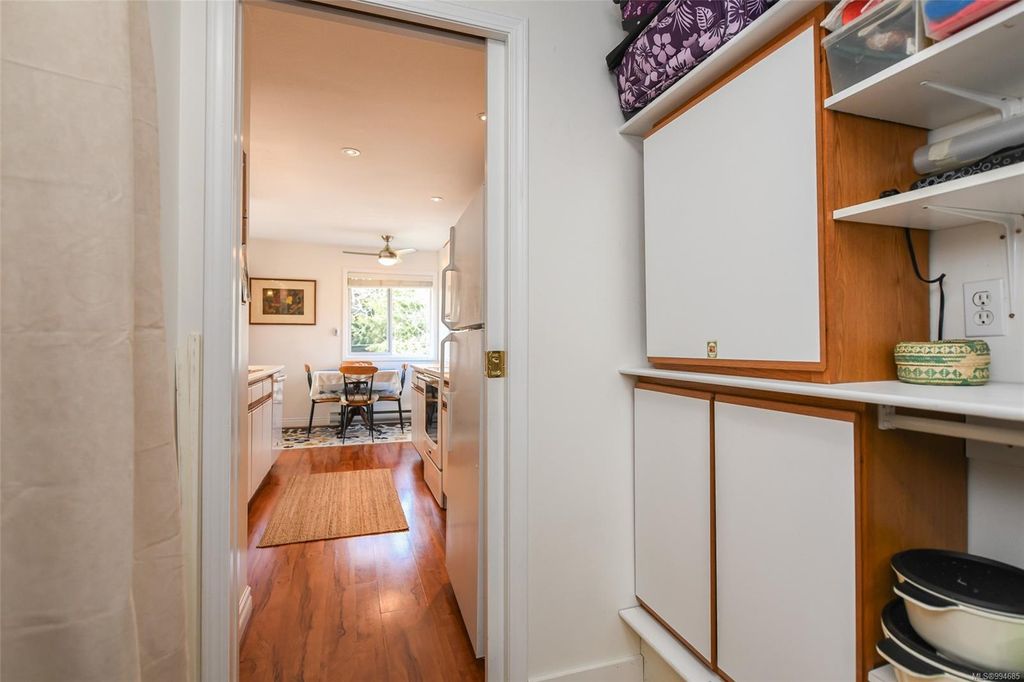 listing image 16041699439167123602