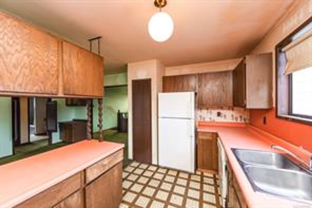 listing image 16043936870928