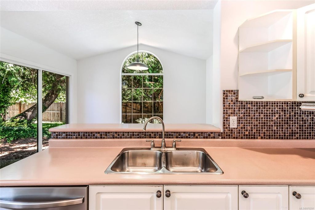 listing image 16040033145814401517