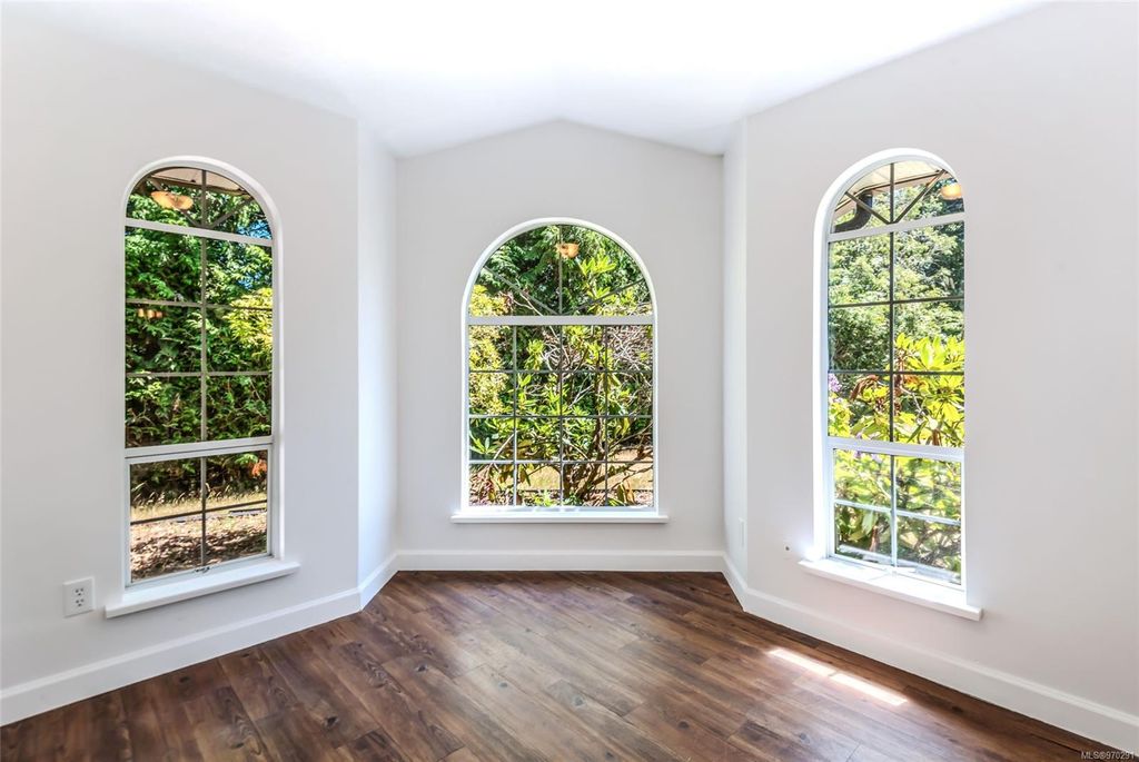 listing image 16041108382379580244