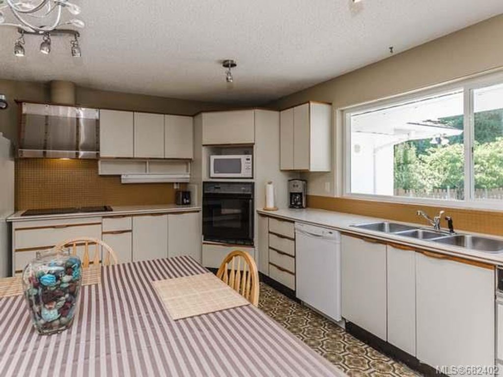 listing image 16049658370821893938
