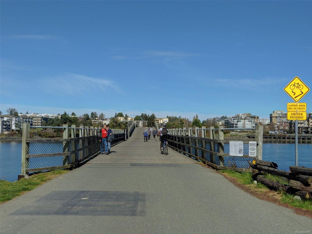 listing image 16042651402402608379