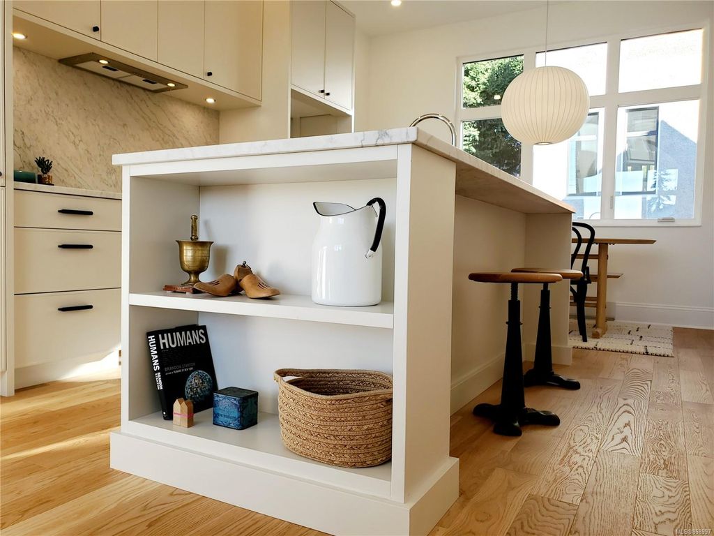 listing image 16046541108533342563