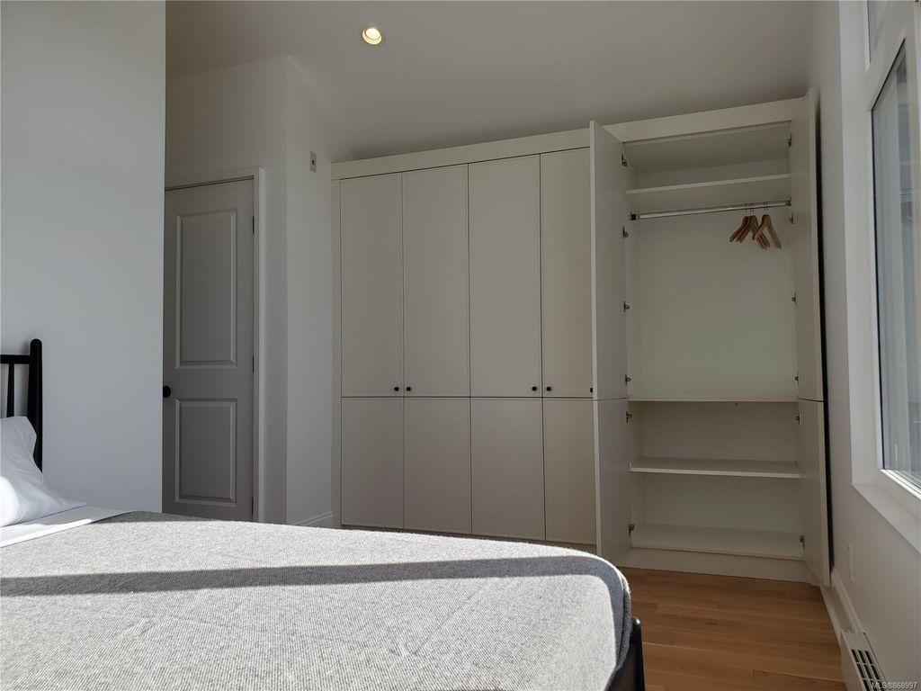 listing image 16044131291653017770