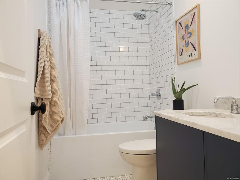 listing image 16043236310525692242