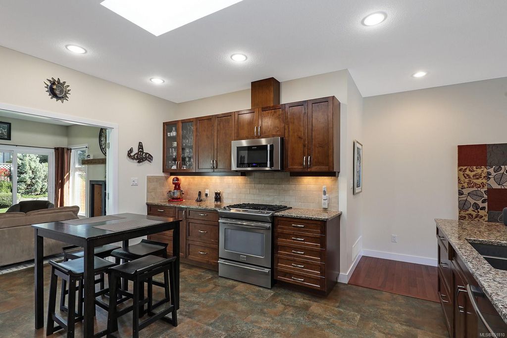 listing image 16041397853351940037