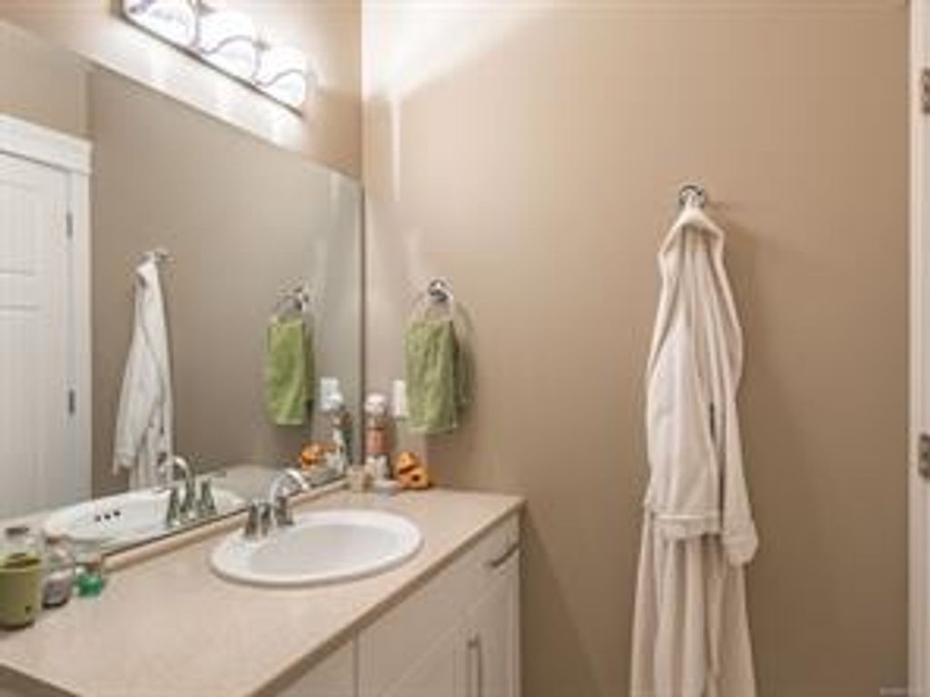listing image 16044085975857