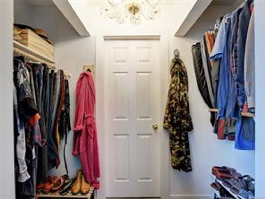 listing image 16049759049009614093