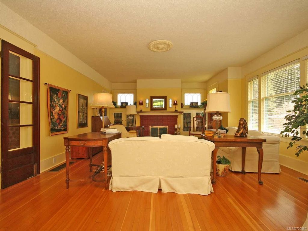 listing image 16041306391818284095