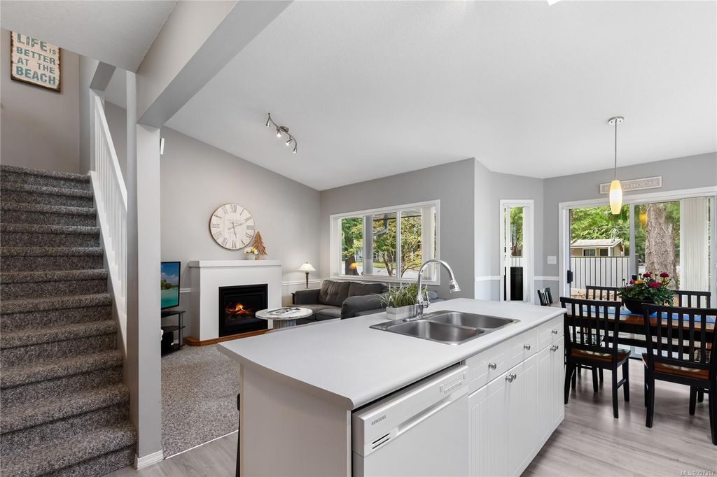 listing image 16045395028247930250
