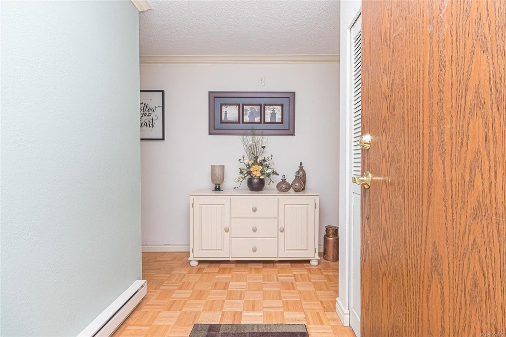listing image 16045175671844533413