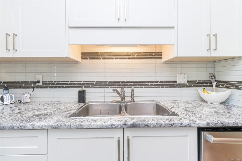 listing image 16046317732804490970