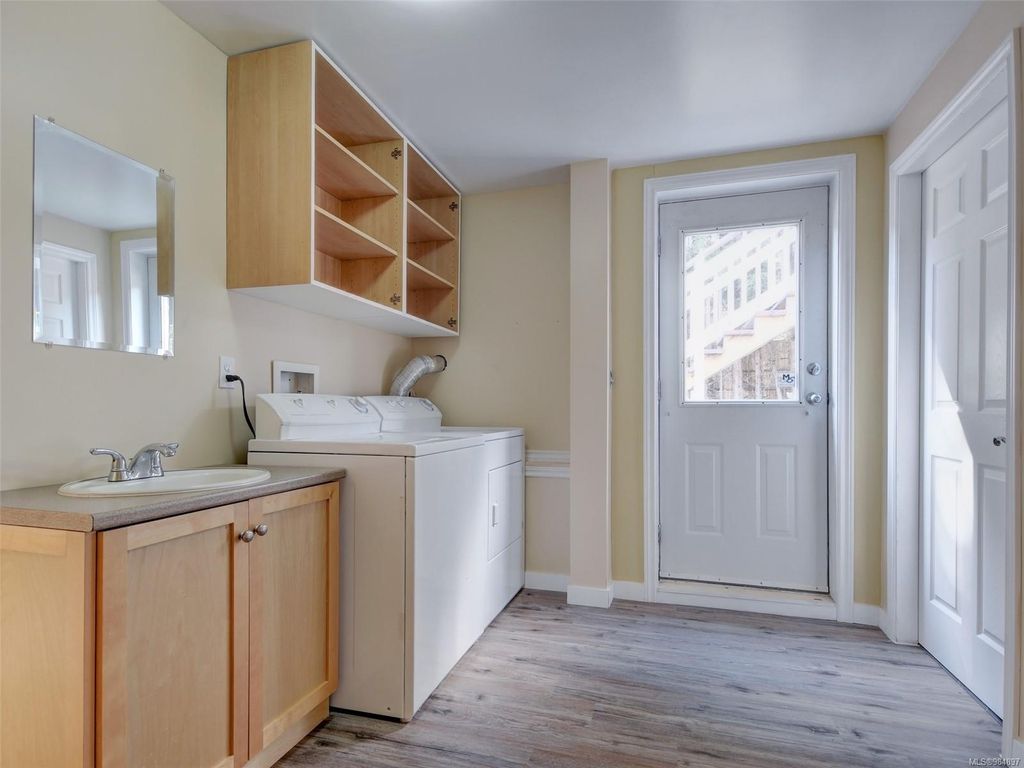 listing image 16048822758614640418