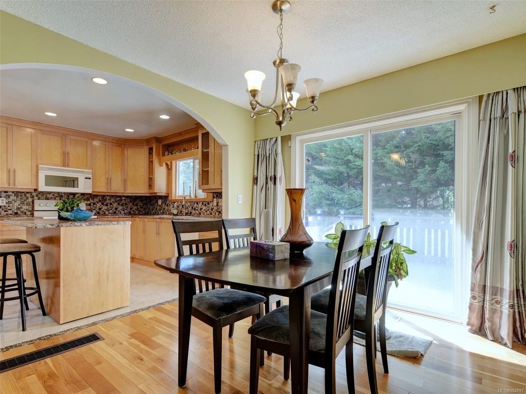 listing image 16048354916315450198