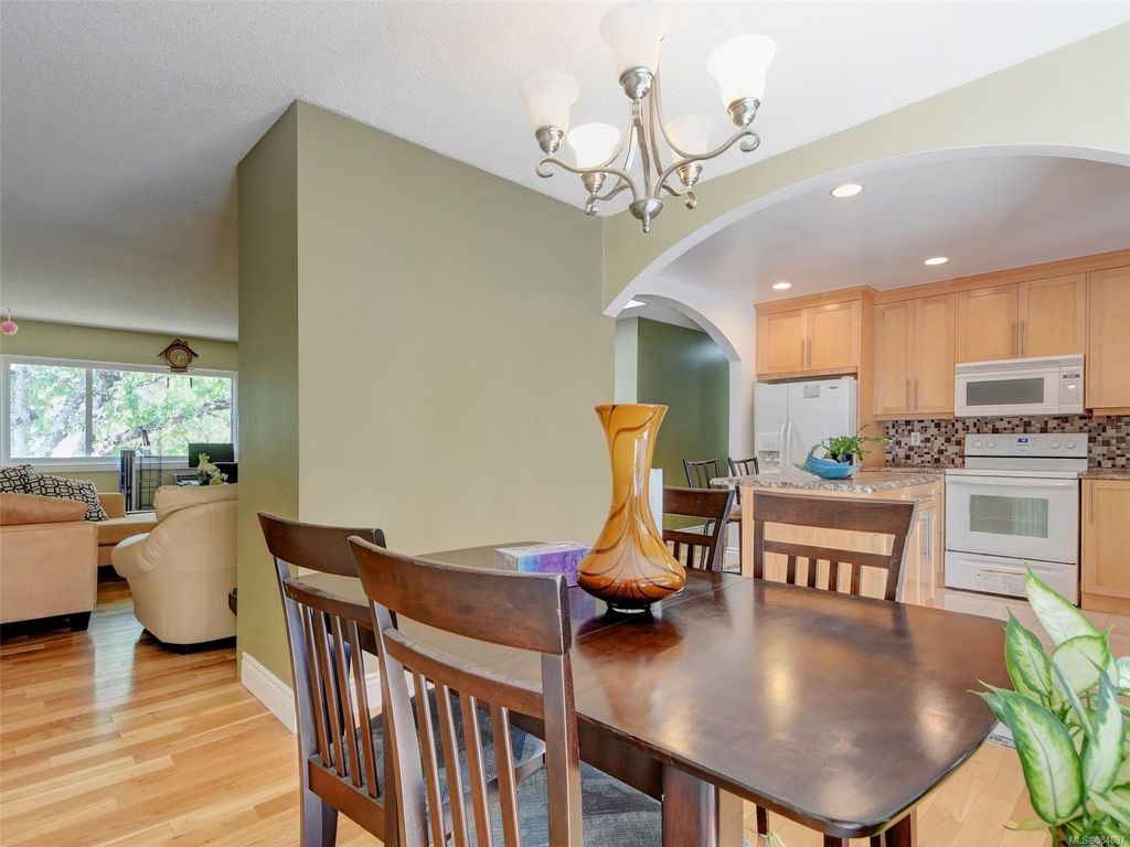 listing image 16044939384799212624