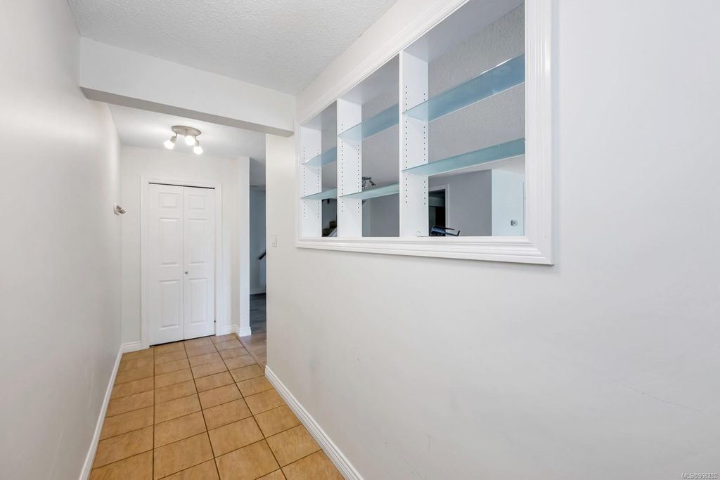 listing image 16048765631618668406