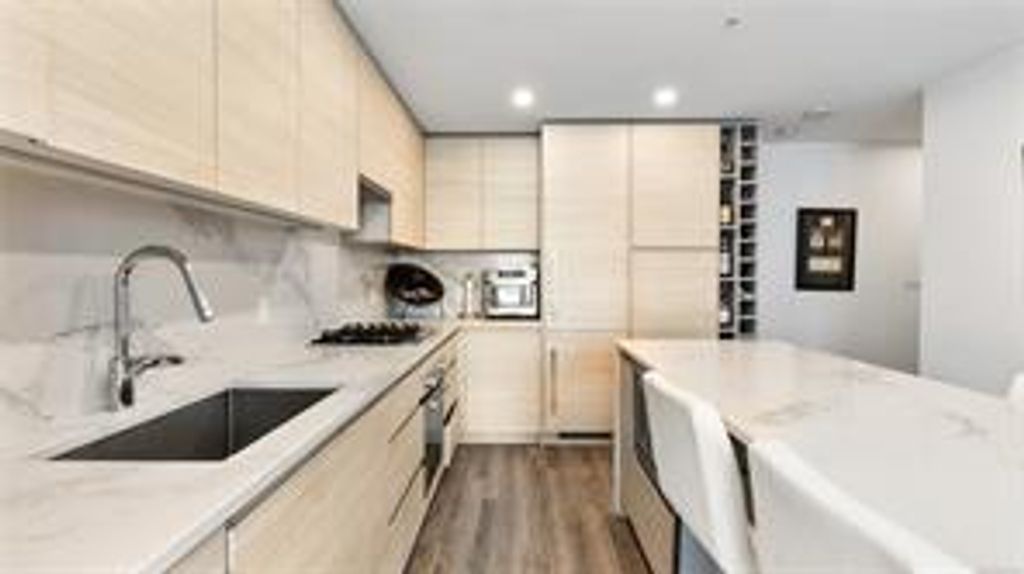 listing image 16047558250167530687