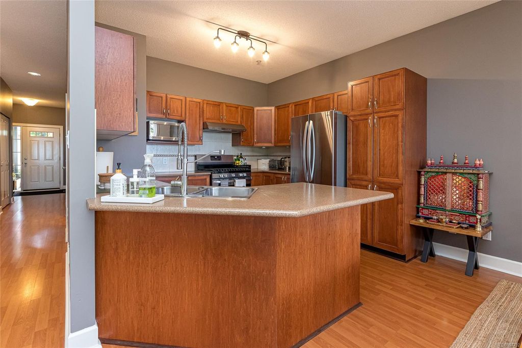 listing image 16046667737302873745