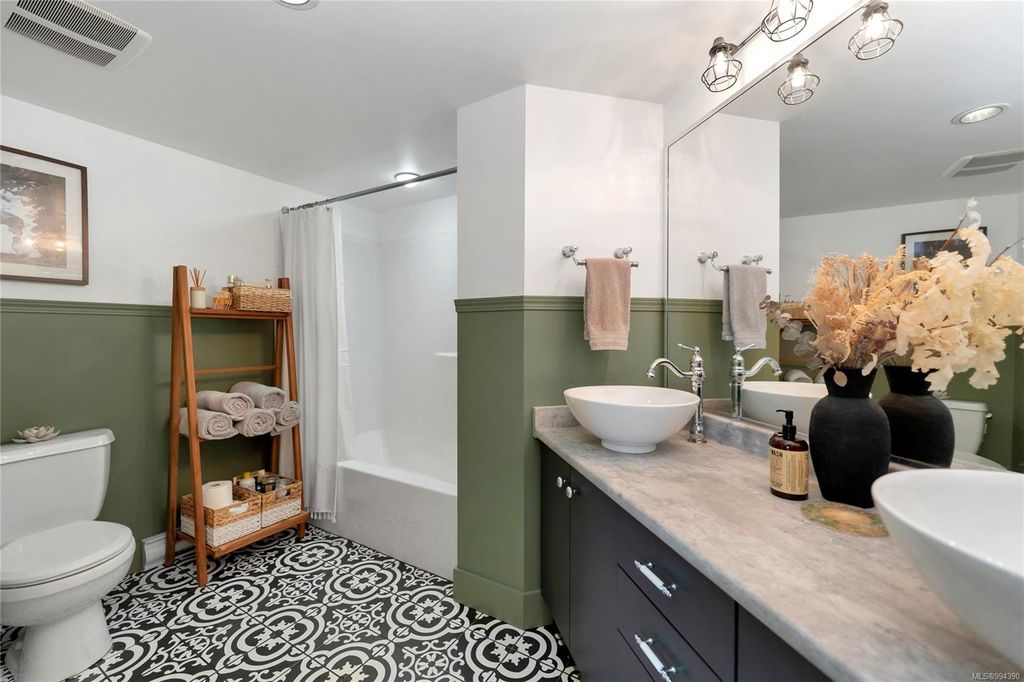 listing image 16049178747621789242