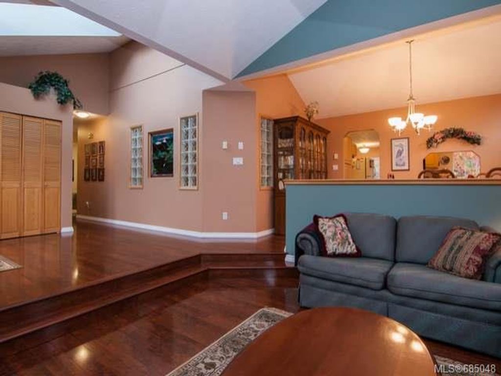 listing image 16044755925431972676