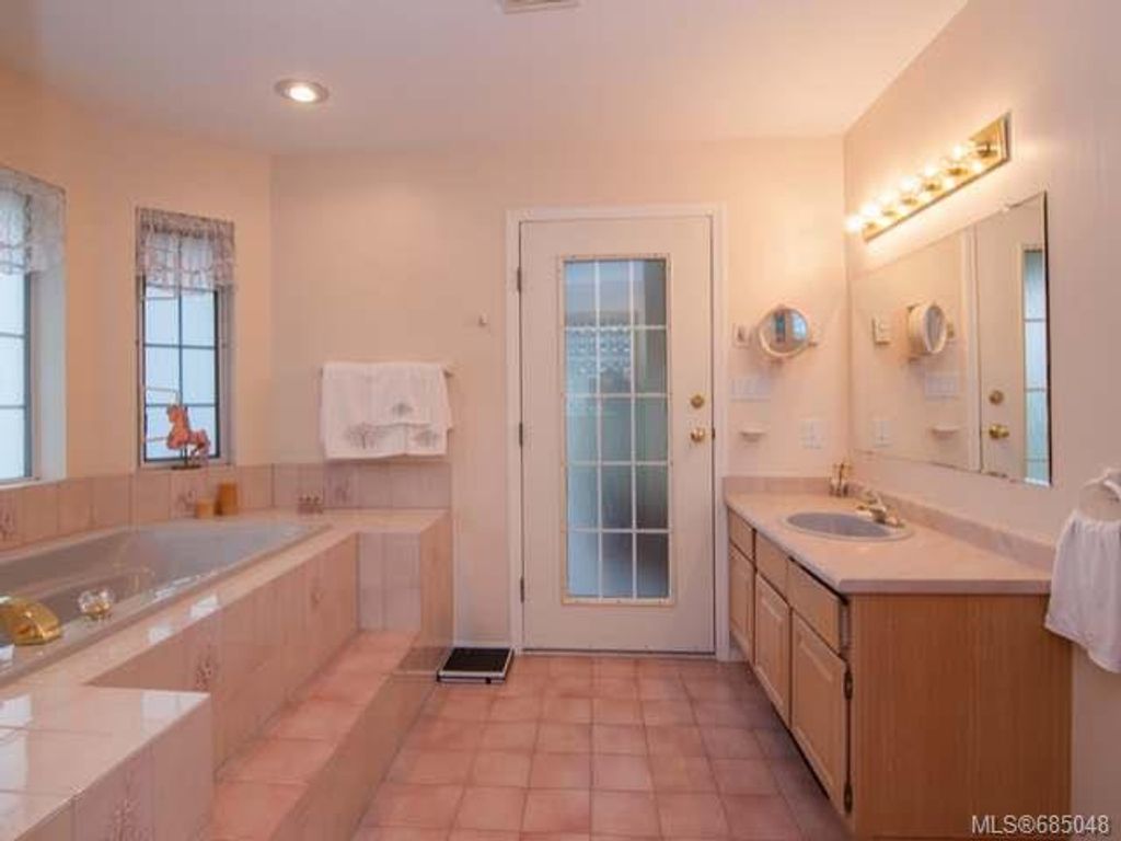 listing image 16049382464540542959