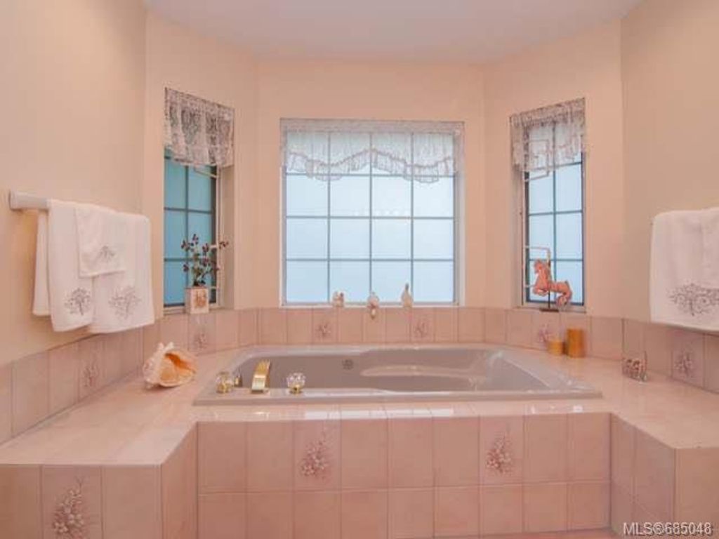 listing image 16049516727912329555