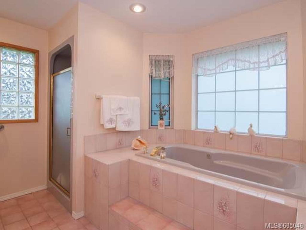 listing image 16043357205346788610