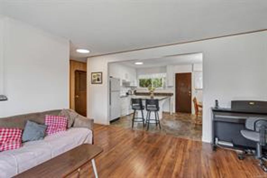 listing image 16045451542536774585