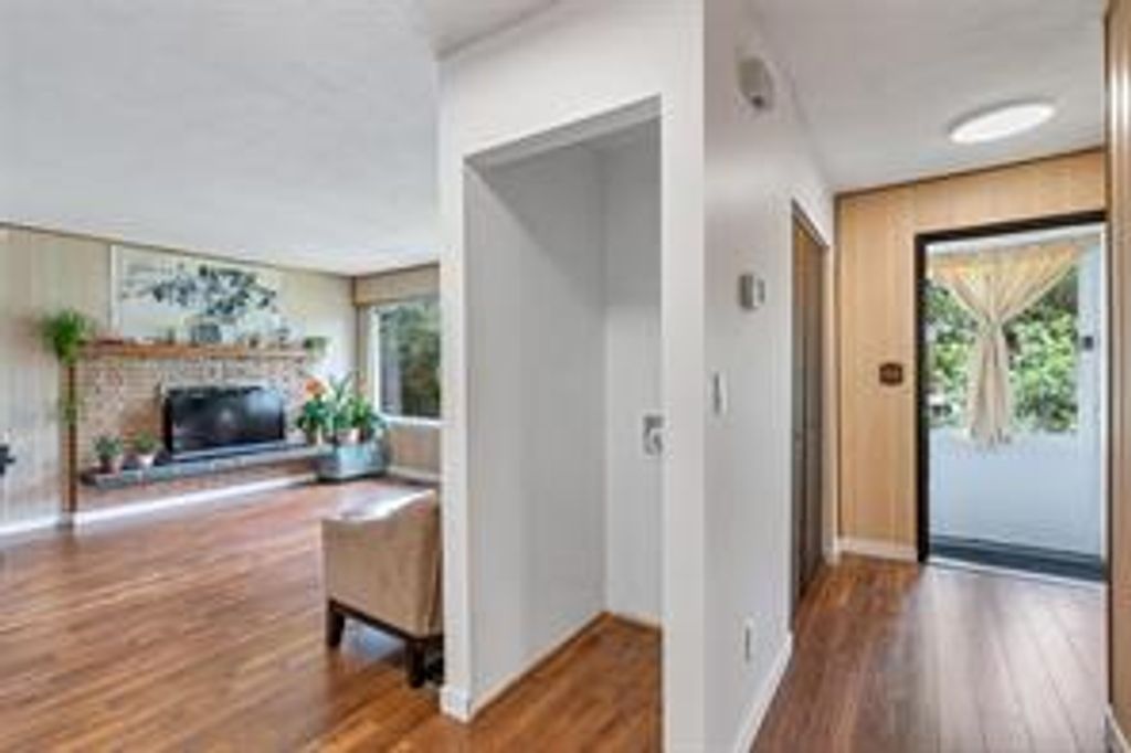 listing image 16044362201723825463