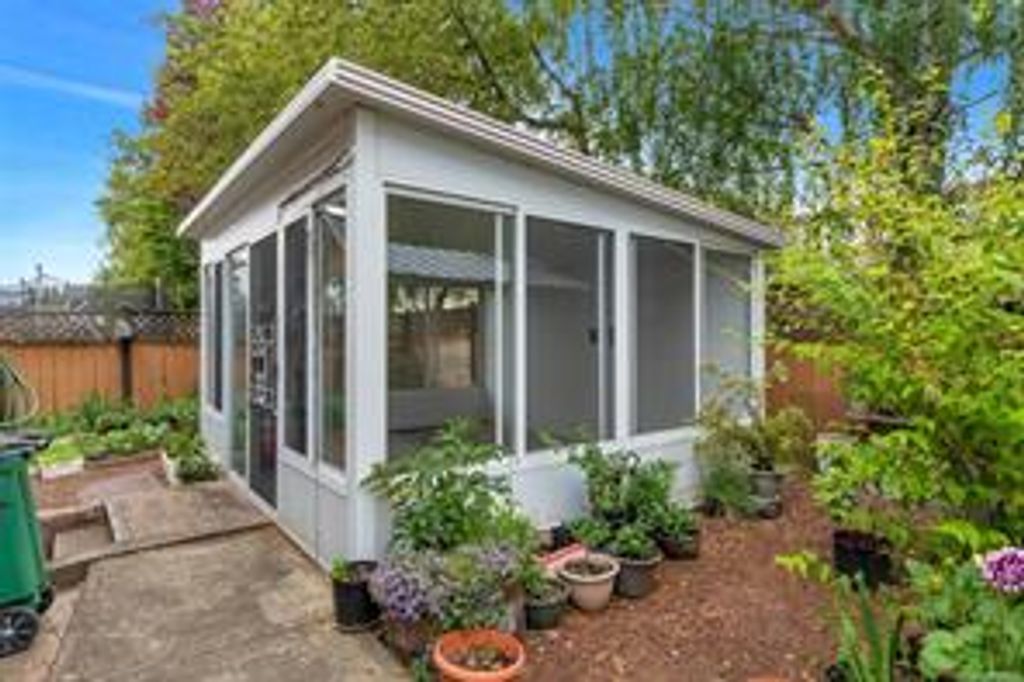 listing image 16043189696930355189