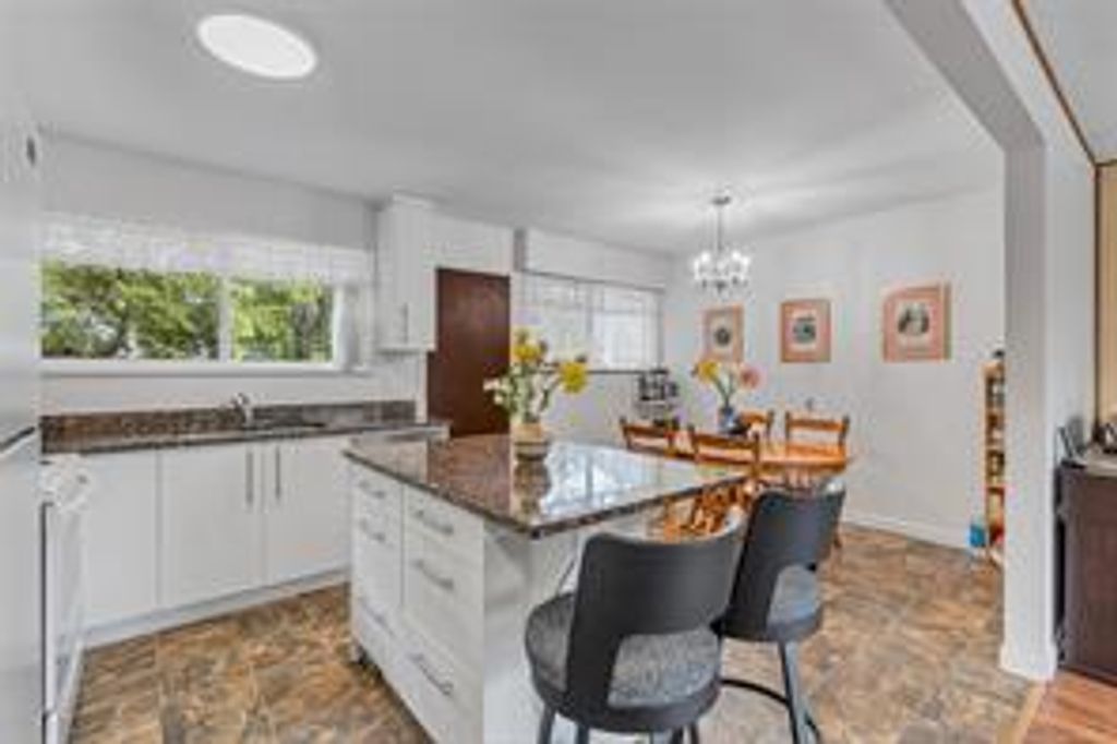 listing image 16041385991765316889