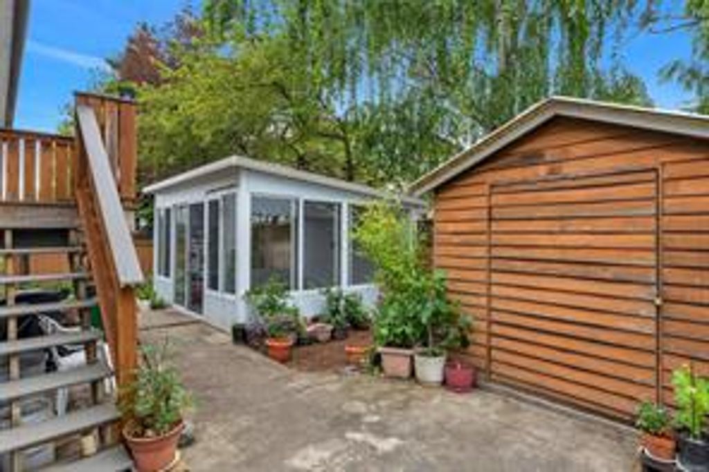 listing image 16041822872412836859