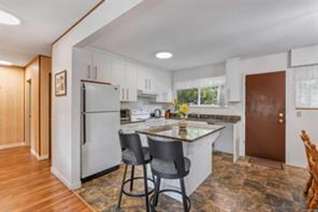 listing image 16048207650780874429