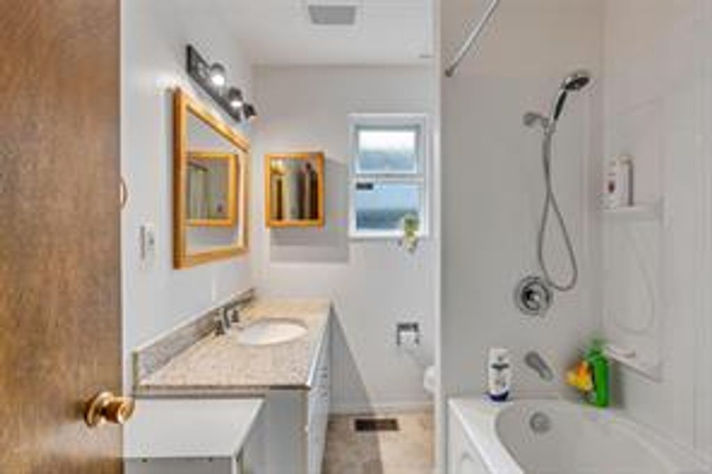 listing image 16045355938275578866