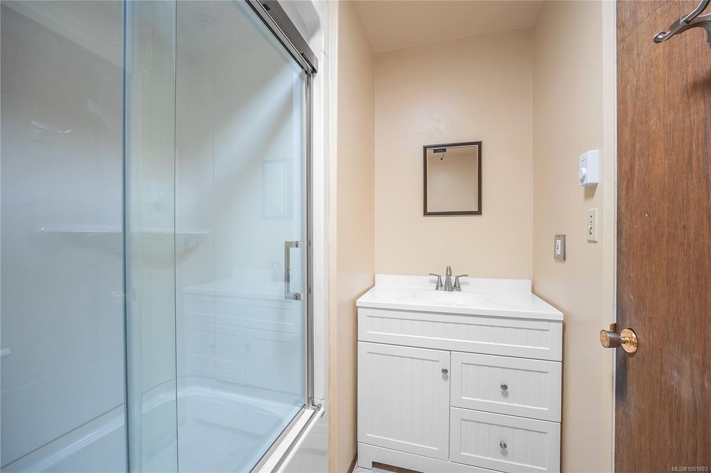 listing image 16043829134828844436