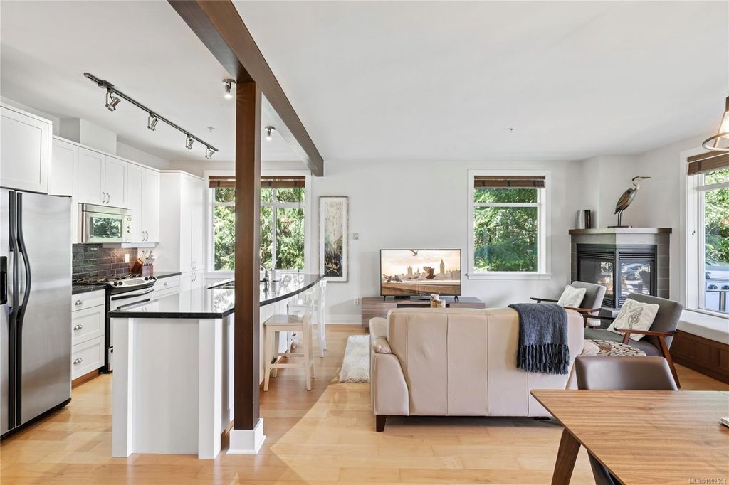 listing image 16041691436613870130