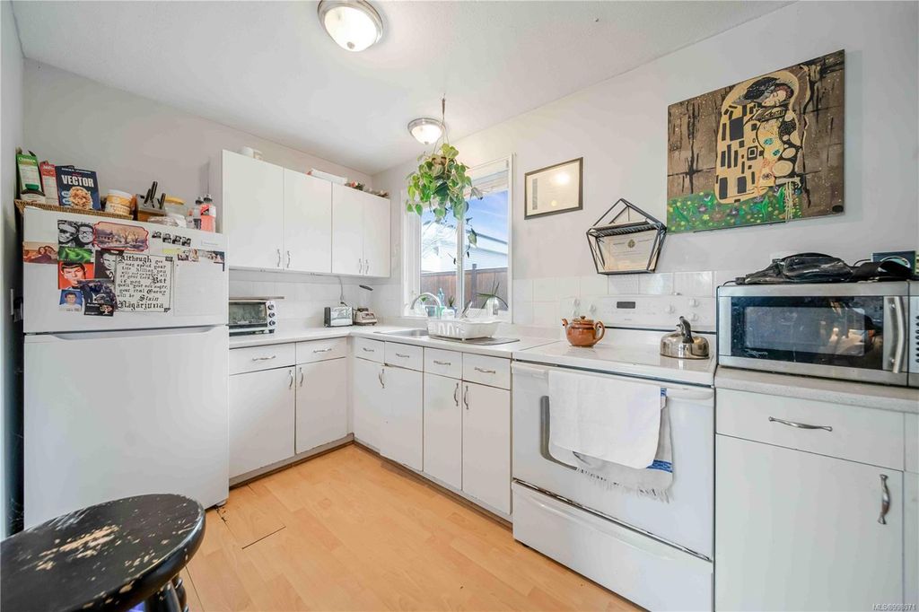 listing image 16048342505765474072