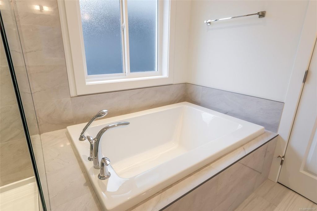 listing image 16041838949432348776