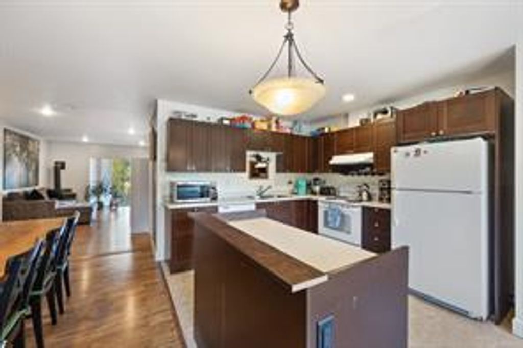 listing image 16048900364053553918