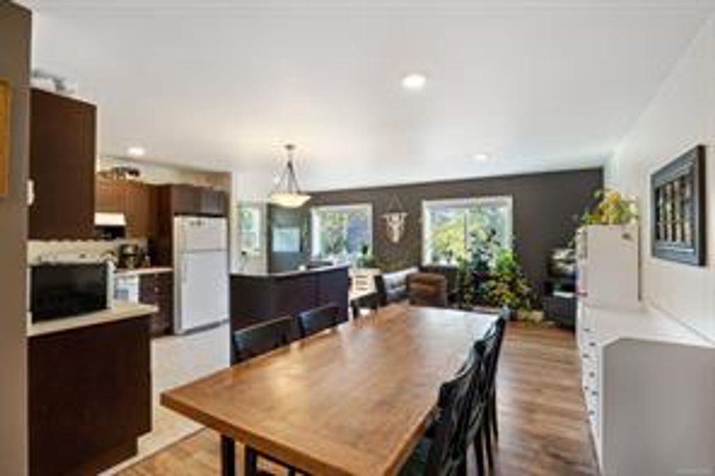 listing image 16047605852230736874