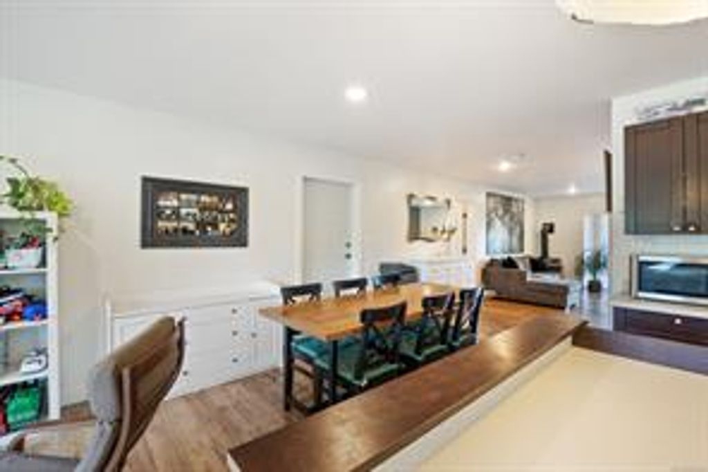 listing image 16043876743585176363