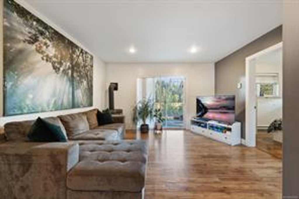listing image 16046656744903890817