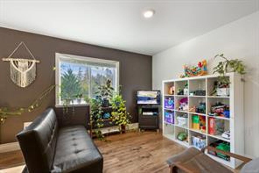 listing image 16045920689994660225