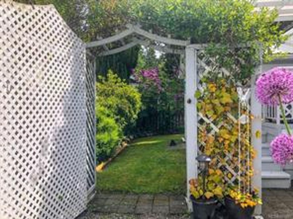 listing image 16046680278204812215
