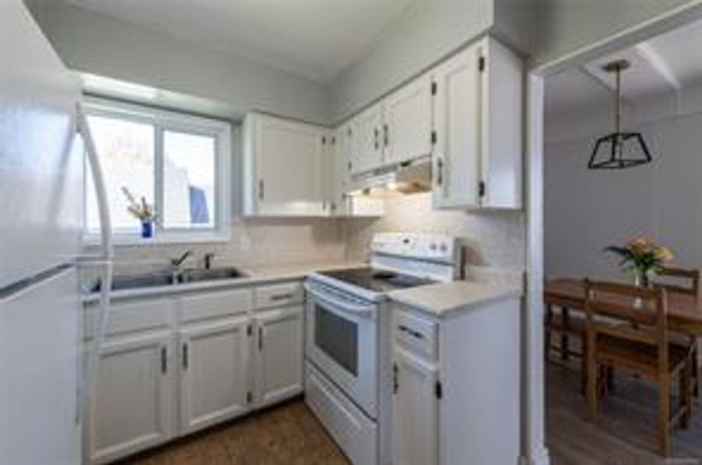 listing image 16048318869438392128